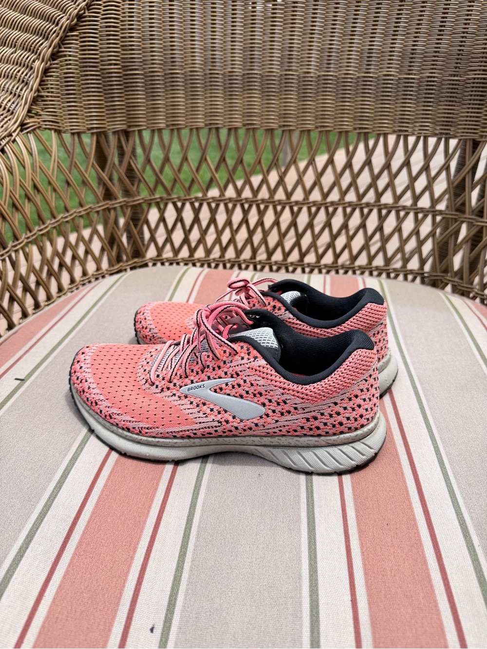 Brooks Women's Coral Running Sneakers size 7.5 - Picture 3 of 4